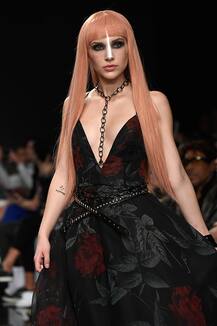 फैशन में बदन दिखाती नज़र आईं मॉडल्स, देखें तस्वीरें