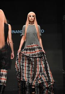 फैशन में बदन दिखाती नज़र आईं मॉडल्स, देखें तस्वीरें