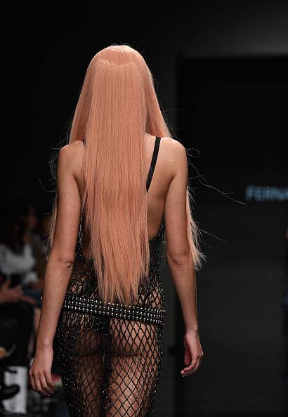 आर्ट हॉर्ट्स फैशन द्वारा करवाए जा रहे इस फैशन शो में बहुत सी मॉडल काफी हॉट दिख रही थीं. आप भी देखें ये कलेक्शन. 