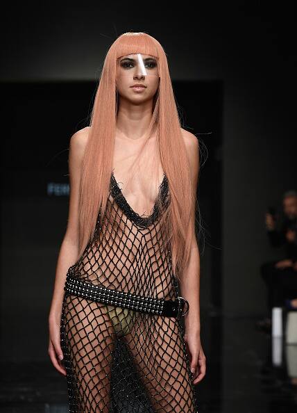 इतना ही नहीं, इस कलेक्शन में मॉडल्स ने पारदर्शी नेट के डिजाइंस को प्रजेंट किया. 