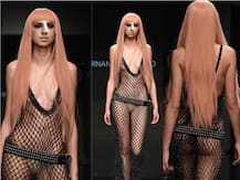 फैशन में बदन दिखाती नज़र आईं मॉडल्स, देखें तस्वीरें