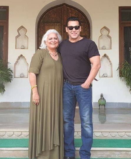 सलमान खान ने शादी में जुम्मे की रात पर डांस भी किया. जिसकी वीडियो सोशल मीडिया पर खूब वायरल हो रही है. 