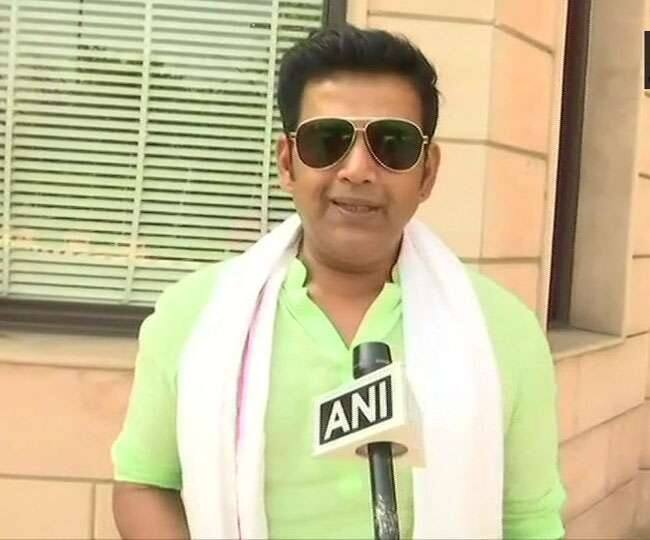 भोजुपरी और बॉलीवुड कलाकार रवि किशन ने आज अपना समर्थन बीजेपी को देते हुए ऐलान किया कि वो इन लोकसभा चुनावों में चुनाव लड़ने जा रहे हैं. रवि किशन ने कहा कि प्रधानमंत्री नरेंद्र मोदी इन चुनावों में भारी मतों से जीतने वाले हैं. रवि किशन ने पीएम मोदी के लिए एक गाना भी गाया है. रवि किशन ने कहा कि इस समय देश में 2014 से भी बेहतर माहौल है और पार्टी जहां से कहेगी वो वहीं से चुनाव लड़ जाएंगे.