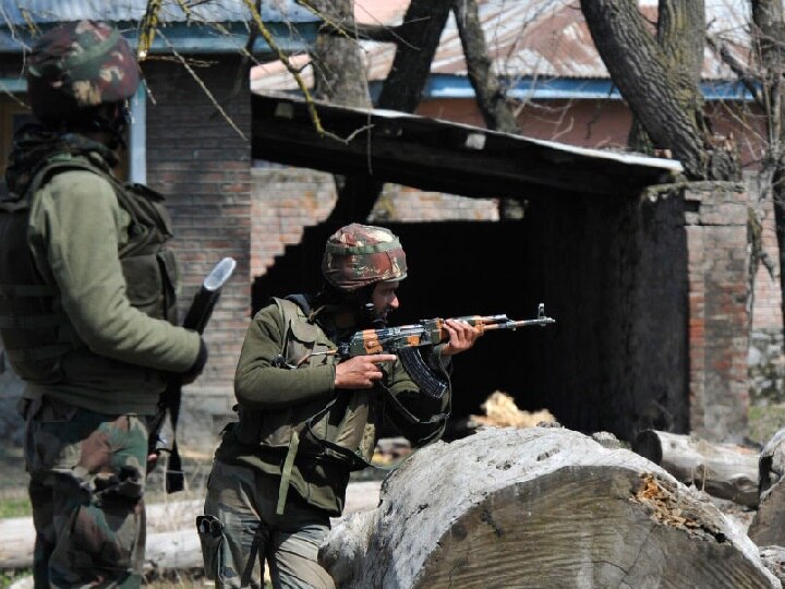 Jammu Kashmir: Encounter between terrorists and security forces in Budgam जम्मू-कश्मीर: बडगाम मुठभेड़ में दो आतंकी ढेर, चार जवान जख्मी, एक की हालत गंभीर
