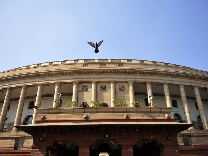 83 per cent Lok Sabha MPs are 'crorepatis', 33 per cent have criminal cases- ADR report लोकसभा के 83 फीसदी सांसद करोड़पति, 33 फीसदी दागी- ADR रिपोर्ट