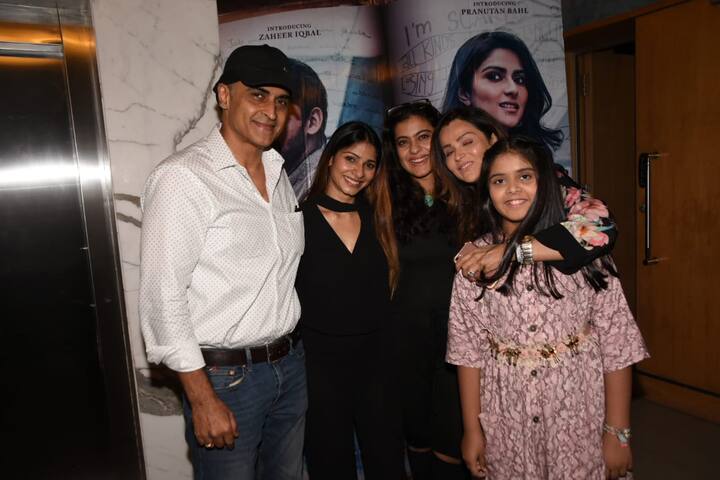  बता दें कि प्रनूतन बहल अभिनेता मोहनीश बहल की बेटी हैं. बेटी की फिल्म की स्क्रीनिंग के इस खास मौके पर मोहनीश बहन कैसे ना पहुंचते.