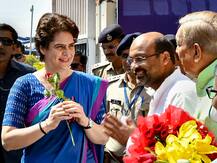 प्रियंका गांधी ने मजाकिया लहजे में समर्थकों से पूछा, वाराणसी से चुनाव लड़ जाऊं क्या?