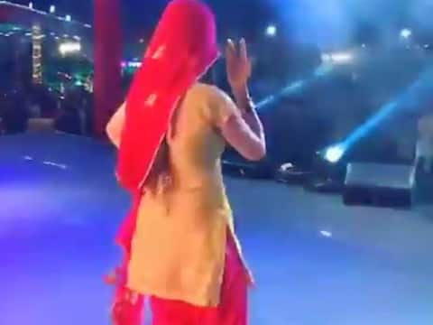 सपना चौधरी का डांस वीडियो वायरल, फैंस बोले- आपने तो स्टेज पर आग लगा दिया सपना चौधरी का डांस वीडियो वायरल, फैंस बोले- आपने तो स्टेज पर आग लगा दिया
