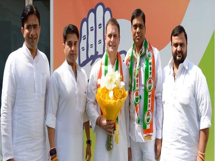  Lok Sabha Election: BJP MP from Etawah SC Loksabha Uttar Pradesh Ashok Kumar Dohrey joines Congress Lok sabha Election 2019: इटावा से बीजेपी सांसद अशोक दोहरे ने थामा कांग्रेस का दामन, टिकट कटने से थे नाराज