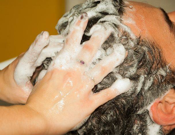 कीटनाशक का इस्तेमाल करने की अपनी गलती का एहसास इस आदमी को तब हुआ जब उसने इसे अपने सिर पर लगाया और कीटनाशक की गंध आने लगी.