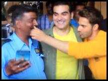 ...जब वरुण धवन ने सिक्योरिटी गार्ड की मूंछे ऐंठी