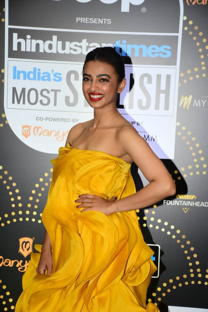 अभिनेत्री राधिका आप्टे इस अवॉर्ड शो में Yellow गाउन में पहुंचीं.