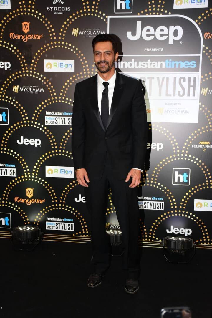 अभिनेता अर्जुन रामपाल भी ब्लैक ड्रेस में पहुंचे और हमेशा की तरह अपने स्टाइल से इंप्रेस किया.