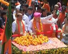 अहमदाबाद में अमित शाह का रोड शो शुरू, राजनाथ सिंह, रामविलास पासवान हैं मौजूद