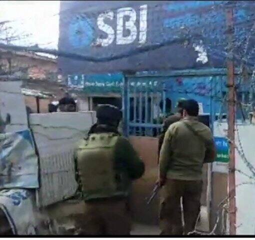 जम्मू-कश्मीर: पुलवामा में आतंकियों ने किया ग्रेनेड हमले, एक जवान घायल terrorists hurl grenade at CRPF bunker near SBI branch in Pulwama जम्मू-कश्मीर: पुलवामा में आतंकियों ने किया ग्रेनेड हमले, एक जवान घायल