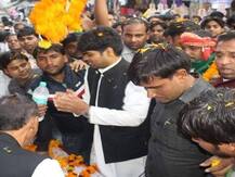 Lok sabha Election 2019: सपा प्रत्याशी अक्षय ने मांगा प्रतिद्वंद्वी चाचा शिवपाल से आशीर्वाद