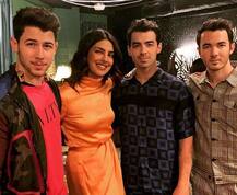 कॉन्सर्ट में एक्साइटेड हुई फीमेल फैन, निक जोनास पर उछाली थी ब्रा, लेकिन प्रियंका चोपड़ा आ गई बीच में, देखें तस्वीरें