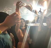 कॉन्सर्ट में एक्साइटेड हुई फीमेल फैन, निक जोनास पर उछाली थी ब्रा, लेकिन प्रियंका चोपड़ा आ गई बीच में, देखें तस्वीरें