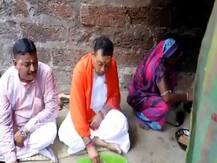 ओडिशा: संबित पात्रा ने मिट्टी के चूल्हे पर बना खाया खाना, कांग्रेस ने उज्ज्वला योजना पर उठाए सवाल