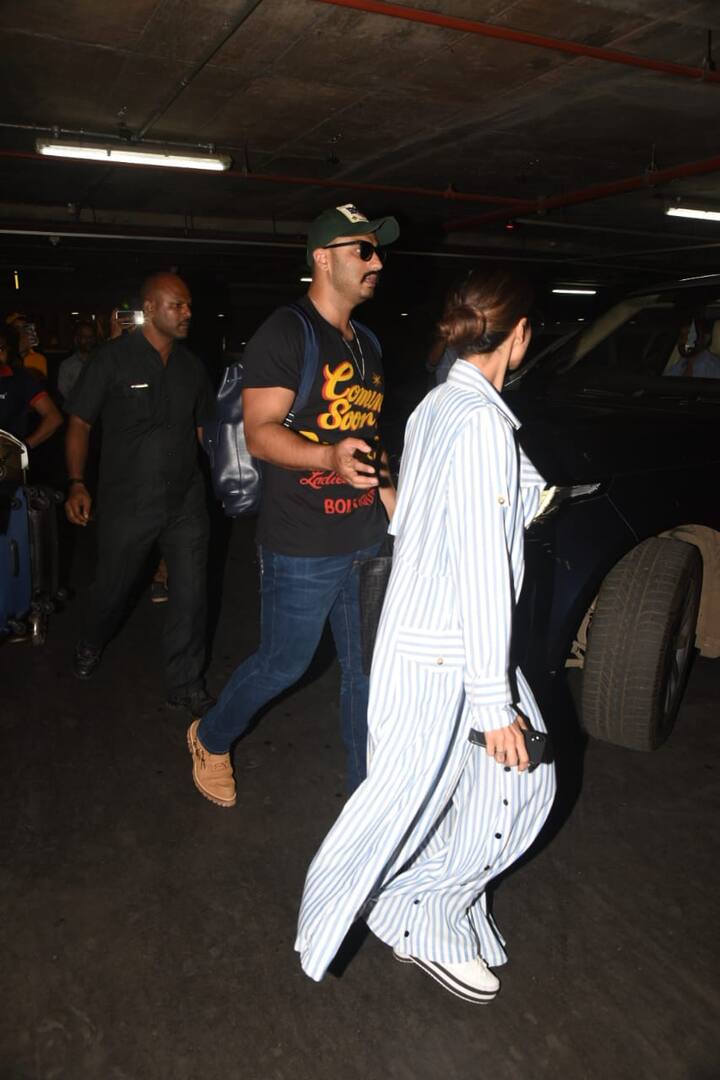 अर्जुन कपूर ने मलाइका को गाड़ी तक ड्रॉप किया और इसके बाद उन्होंने फैंस के साथ सेल्फी क्लिक कराई.