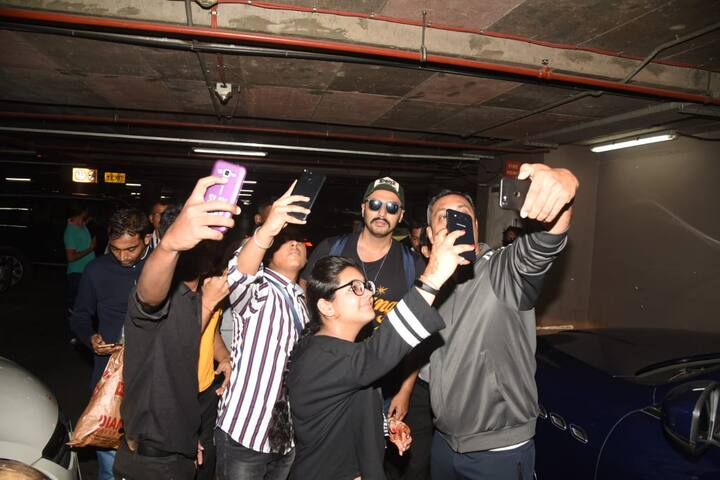 और इसके बाद उन्होंने फैंस के साथ सेल्फी क्लिक कराई.