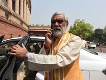 बिहार: बीजेपी नेता अश्विनी चौबे के खिलाफ FIR, अधिकारियों को धमकाने का है आरोप