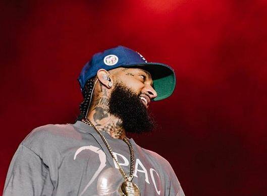 लॉस एंजिलिस पुलिस विभाग (एलएपीडी) ने बताया कि घटना की जांच की जा रही है और वे एक अश्वेत संदिग्ध व्यक्ति की तलाश कर रहे हैं.
