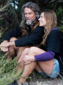 OMG! ये महिला यूरिन से धोती है बाल, जानें क्या है असल मामला