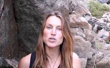 OMG! ये महिला यूरिन से धोती है बाल, जानें क्या है असल मामला