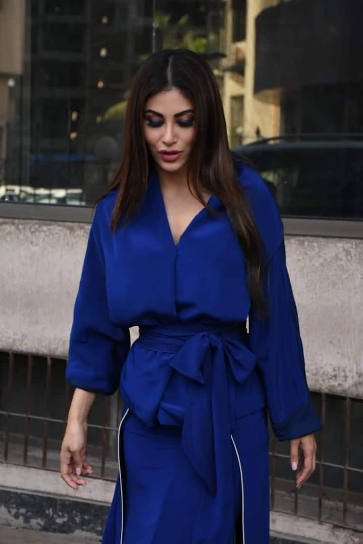 मौनी रॉय को सोना, पढ़ना और म्यूजिक सुनना काफी पसंद है. 'लग जा गले' मौनी रॉय के पसंदीदा गानों में शुमार है. (तस्वीर-इंस्टग्राम)