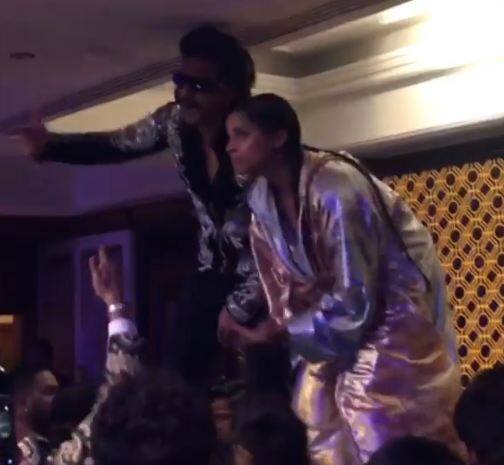 उन्होंने एक वीडियो शेयर किया जिसमें वे अपनी फिल्म 'गली बॉय' का रैप करते नजर आ रहे हैं. फिल्म में रणवीर ने एक स्ट्रीट रैपर का किरदार निभाया है और   फिल्म में उनके साथ लिली भी हैं.