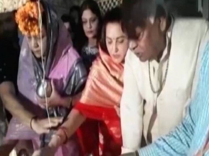 Lok sabha Election 2019: Jaya Prada visited temple and the dargah before the nomination Lok sabha Election 2019: नामांकन से पहले मंदिर और दरगाह पहुंची जया प्रदा, मांगी जीत की दुआ