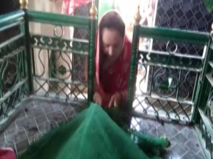 Lok sabha Election 2019: नामांकन से पहले मंदिर और दरगाह पहुंची जया प्रदा, मांगी जीत की दुआ