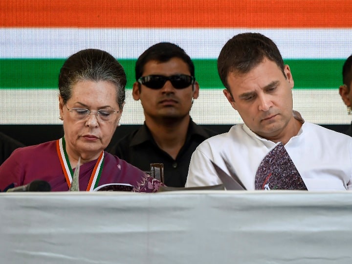 कांग्रेस घोषणापत्र पर राहुल की छोटी तस्वीर से नाराज हुईं सोनिया गांधी, कहा- कवर पेज और आकर्षक होना चाहिए Lok Sabha Elections 2019: Sonia Gandhi upset over Rahul Gandhi's photo on Congress manifesto कांग्रेस घोषणापत्र पर राहुल की छोटी तस्वीर से नाराज हुईं सोनिया गांधी, कहा- कवर पेज और आकर्षक होना चाहिए
