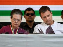 कांग्रेस घोषणापत्र पर राहुल की छोटी तस्वीर से नाराज हुईं सोनिया गांधी, कहा- कवर पेज और आकर्षक होना चाहिए