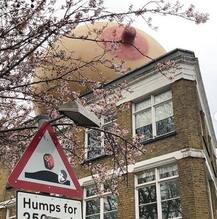 ऊंची बिल्डिंग पर ब्रेस्ट की शेप में बैलून देखकर जब चौंक गए लोग, जानें क्या है माजरा