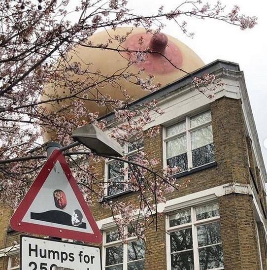 ये बैलून मदर्स डे के मौके पर सार्वजनिक तौर पर ब्रेस्डफीडिंग को प्रमोट करने के लिए लगाए गए हैं. 