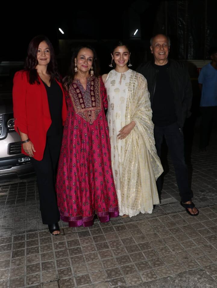 इस ख़ास स्क्रीनिंग में भट्ट परिवार ने विशेष मौजूदगी दर्ज़ कराई. यहां महेश भट्ट, आलिया भट्ट, पूजा भट्ट और सोनी राज़दान साथ नज़र आए.