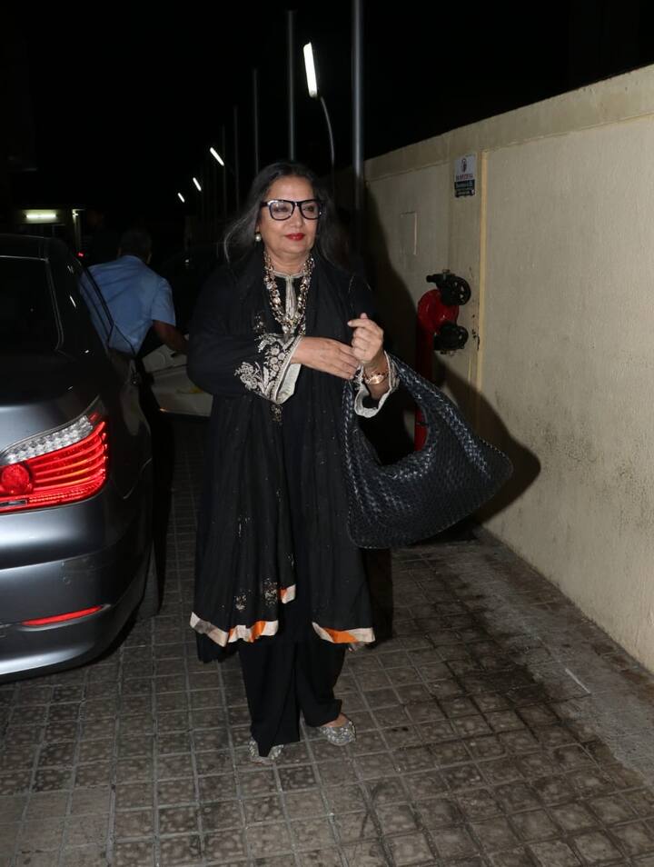 अभिनेत्री शबाना आजमी भी इस फिल्म को देखने पहुंचीं.