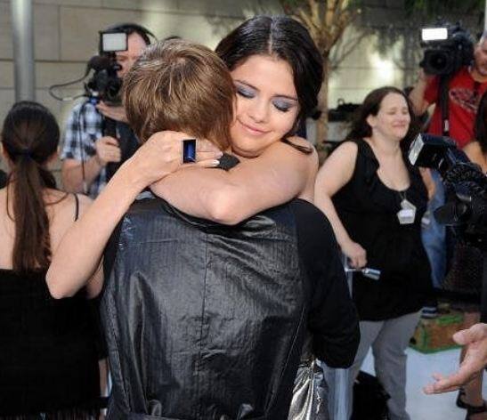 एक ने इंस्टाग्राम पर बीबर के इस कदम का मजाक बनाते हुए कहा,