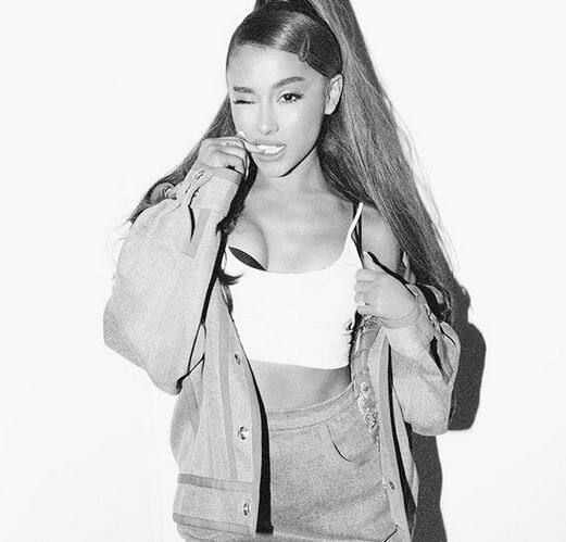 भले ही ग्रांडे ने अपनी सेक्सुअलिटी का खुलासा करने से मना कर दिया लेकिन उनकी दोस्त मोनेट ने ट्विटर पर नवंबर 2018 में अपने बाइसेक्सुअल होने का   खुलासा किया था.