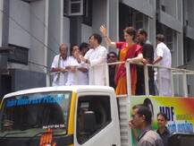 वायनाड में नामांकन दाखिल करने के बाद रोड शो कर रहे हैं राहुल गांधी, प्रियंका भी हैं मौजूद