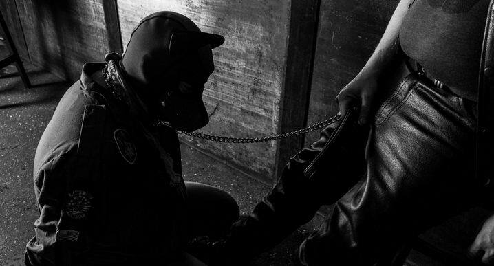 केज को डॉग्स की तरह इंसानों को लीक (चाटना) पसंद हैं. यहां तक कि वो खुद को डॉग चेन से बांध कर रखता है.