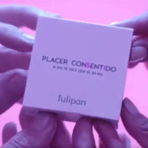 आपने कई रंग-बिरंगे और फ्लेवर्ड कंडोम के बारे में सुना होगा लेकिन क्या आपने कभी ऐसे कंडोम के बारे में सुना है जो दो लोगों के साथ मिलकर खोलने से ही खुलेगा? चलिए जानते हैं क्या है ये नया कंडोम. सभी फोटोः ट्विटर वीडियो