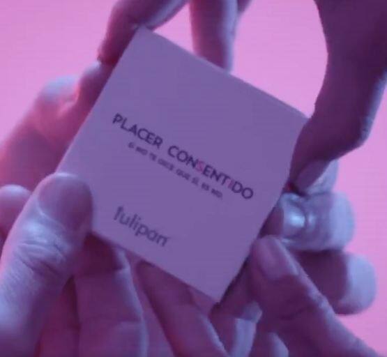 बाजार में एक नया कंडोम आया है जिसका बॉक्स दो हाथों से नहीं बल्कि चार हाथों से खुलेगा.