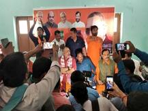 बेगूसरायः गिरिराज सिंह ने दाखिल किया पर्चा, कहा- विकृत और सांस्कृतिक राष्ट्रवाद के बीच है लड़ाई