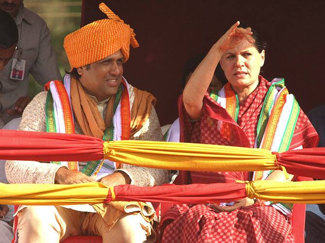 गोविंदा: अभिनेता गोविंदा कांग्रेस से 14 वीं लोकसभा में मुंबई नार्थ से 2004 से 2009 तक सांसद रहे हैं. गोविंदा ने उस वक्त भारतीय जनता पार्टी के दिग्गज नेता और वर्तमान में उत्तर प्रदेश के राज्यपाल राम नाईक को हराया था.