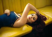 शाहरुख की रील लाइफ बेटी सना सईद अपनी बोल्डनेस से इंटरनेट पर मचा रही हैं खलबली