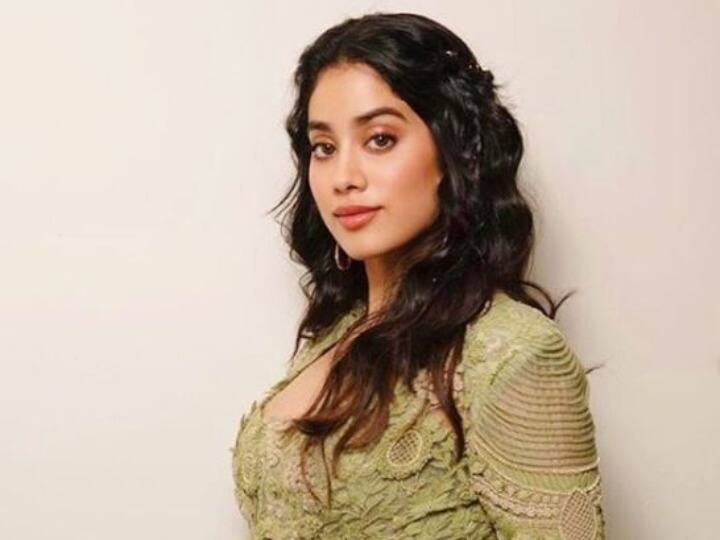 Janhvi Kapoor said Pankaj Tripathi thinks that I am fawning जाह्नवी कपूर ने शेयर किया सीक्रेट, कहा- पंकज त्रिपाठी को लगता है कि मैं चापलूस हूं