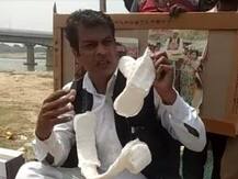 अनोखे तरीके से चुनाव प्रचार कर रहे \'अर्थी बाबा\', गले में सेनेटरी पैड की माला पहन मांग रहे लोगों से वोट